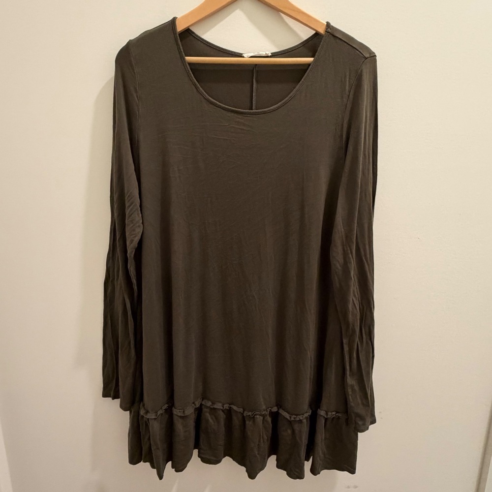 Easel Los Angeles Women 2X Dark Olive Green Ruffle Hem‎ Long Sleeve Tunic Top